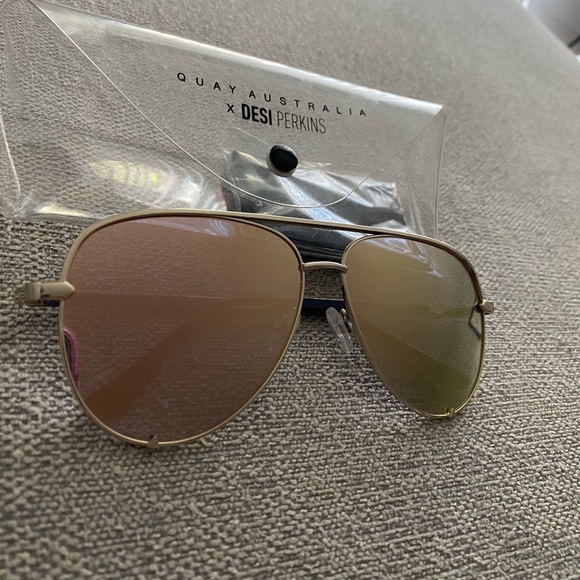 QUAY- High Key Aviators (GOLD/GOLD) - Picture 3 of 3